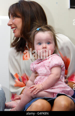 Samantha Cameron und das Baby Florence bei einem Besuch der Mutterschaftseinheit der Prinzessin Alexandra im Royal Cornwall Hospital in Truro, wo der Premierminister und Samanthas Tochter im August letzten Jahres geboren wurden. Stockfoto