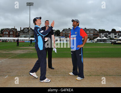 Sussex Kapitän Chris Nash (links) und die indische Kapitänin MS Dhoni werfen die Münze während des Tour-Spiels auf dem PROBIZ County Ground, Hove. Stockfoto