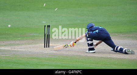 Cricket - Tour Match - Sussex gegen Indien - PROBIZ County Ground. Sussex's Amjad Khan wird während des Tour-Spiels auf dem PROBIZ County Ground, Hove, von der indischen Kapitänin MS Dhoni (nicht abgebildet) ausgefahren. Stockfoto