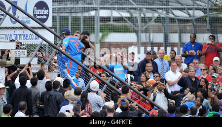 Der indische Sachin Tendulkar geht die Treppe zum Pavillon hoch, nachdem er während des Tour Match auf dem PROBIZ County Ground, Hove, für 21 aussteigt. Stockfoto