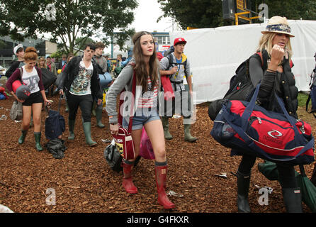 Festivalbesucher, die zum Reading Festival in der Richfield Avenue in Reading kommen. Stockfoto