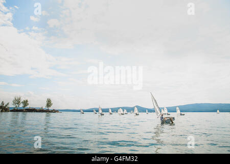 Gruppe junger Sportler auf Boote der Optimist-Klasse Segeln auf See Cup Regatta Fyodor Konyuhov Stockfoto
