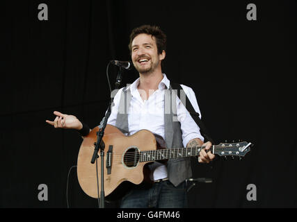 Frank Turner tritt auf der Hauptbühne beim Reading Festival auf, in der Richfield Avenue in Reading. Stockfoto