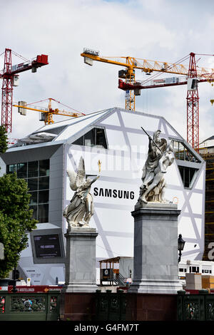 Das Humboldt-Forum (Box) Humboldtforum Palast oder Schloss Mitte in Berlin-Deutschland (Museum Großprojekt benannt nach Alexander von Humbold) Berlin Deutschland (Schlossplatz, Unter Den Linden, Am Lustgarten) Hintergrund Berliner Fernsehturm Fernsehturm Stockfoto