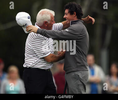 Der nordirische Rory McIlroy (rechts) umarmt seinen Vater Gerry auf dem 18. Green Potts/PA am ersten Tag des Irish Open Pro am Tournament im Killarney Golf and Fishing Club, Killarney. Stockfoto