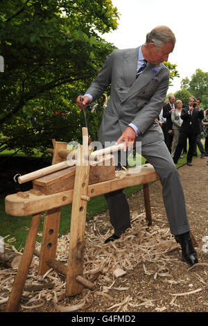 Der Prinz von Wales schnitzt Holz während der Start Garden Exhibition und Pop-up Restaurant Ausstellung im Clarence House im Zentrum von London. DRÜCKEN Sie VERBANDSFOTO. Bilddatum: Mittwoch, 27. Juli 2011. Siehe PA Geschichte ROYAL Charles. Bildnachweis sollte lauten: Ben Stansall / PA Wire Stockfoto