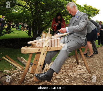 Der Prinz von Wales schnitzt Holz während der Start Garden Exhibition und Pop-up Restaurant Ausstellung im Clarence House im Zentrum von London. Stockfoto