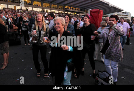 Pferderennen - Tom Jones Music Night - Sandown Park. Das Publikum genießt es, Tom Jones auf der Bühne der Music Night auf der Sandown Racecourse zu hören Stockfoto