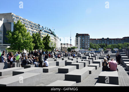 Jüdische Holocaust Memoria abstrakte Sicht von rechteckigen grauen Steinen Denkmal entworfen Eberstrasse vom Architekten Peter Eisenman Berlin Deutschland Stockfoto