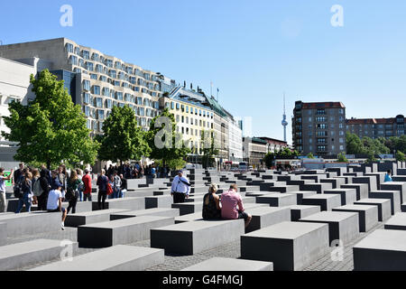 Jüdische Holocaust Memoria abstrakte Sicht von rechteckigen grauen Steinen Denkmal entworfen Eberstrasse vom Architekten Peter Eisenman Berlin Deutschland Stockfoto