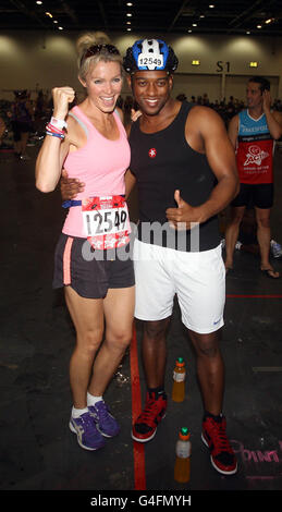 Nell McAndrew und Oritse Williams von JLS nehmen am jungfräulichen Active London Triathlon in London Teil. Stockfoto