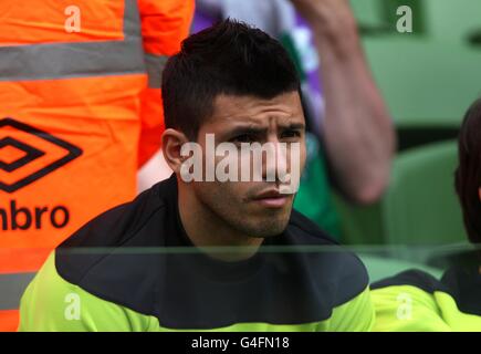 Der Neuzugang von Manchester City, Sergio Aguero, schaut sich das Spiel an Stockfoto