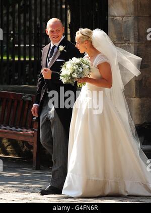 Mike Tindall und Zara Phillips treten aus Canongate Kirk Auf der Royal Mile in Edinburgh als Mann und Frau Stockfoto