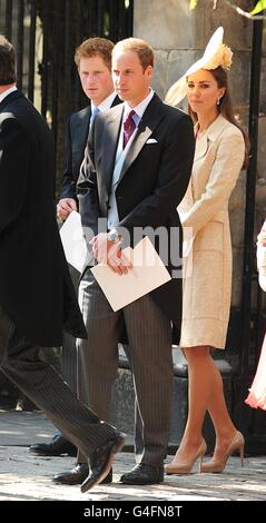 Prinz Harry, Prinz William, Herzog von Cambridge und Catherine, Herzogin von Cambridge verlassen Canongate Kirk auf der Royal Mile von Edinburgh nach der Hochzeit von Zara Phillips und Mike Tindall. Stockfoto