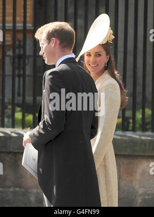 Prinz Harry, Prinz William, Herzog von Cambridge und Catherine, Herzogin von Cambridge verlassen Canongate Kirk auf der Royal Mile von Edinburgh nach der Hochzeit von Zara Phillips und Mike Tindall. Stockfoto