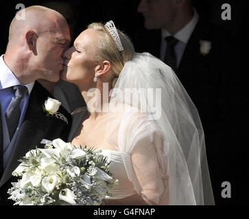 Zara Phillips und ihr neuer Mann Mike Tindall küssen sich nach ihrer Hochzeit vor Canongate Kirk in Edinburgh. Stockfoto