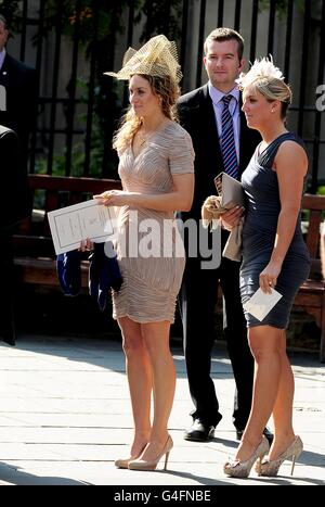 Olympic Skeleton Racer Amy Williams (links) verlässt Canongate Kirk auf Edinburghs Royal Mile nach der Hochzeit von Zara Phillips und Mike Tindall. Stockfoto