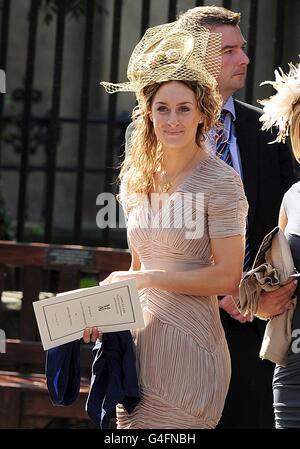 Amy Williams verlässt Canongate Kirk nach der Hochzeit von Zara Phillips und Mike Tindall auf der Royal Mile in Edinburgh. Stockfoto