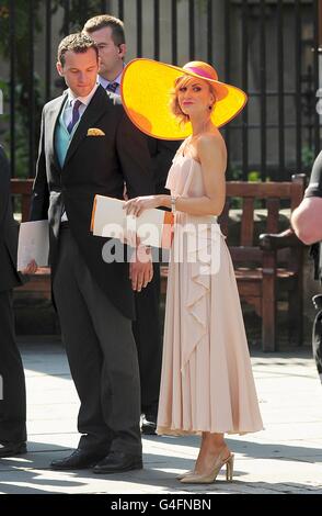 Katherine Kelly verlässt Canongate Kirk auf der Royal Mile in Edinburgh nach der Hochzeit von Zara Phillips und Mike Tindall. Stockfoto