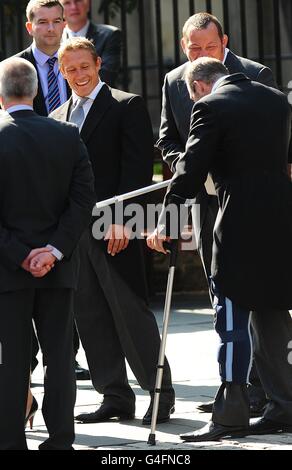 Der englische Rugby-Spieler Jonny Wilkinson (links) teilt einen Witz mit dem englischen Teamkollegen Steve Thompson (rechts) nach der Hochzeit von Zara Phillips und Mike Tindall. Stockfoto