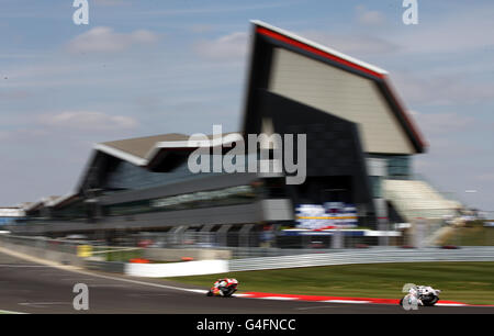 Motorcycling - 2011 FIM Superbike-Weltmeisterschaften - Qualifikation - Silverstone. Allgemeiner Blick auf die Action während des Qualifyings für die FIM World Superbike Championship auf dem Silverstone Circuit, Northampton. Stockfoto