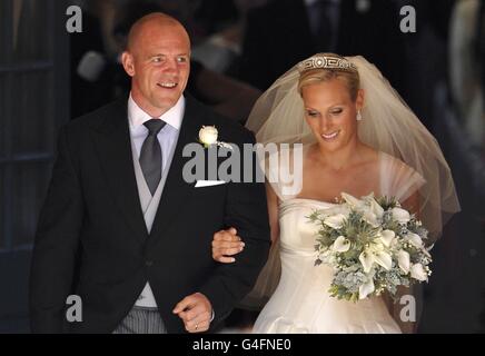 Zara Phillips und ihr neuer Mann Mike Tindall vor Canongate Kirk in Edinburgh nach ihrer Hochzeit. Stockfoto