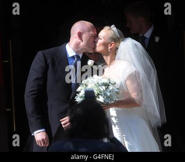 Zara Phillips und ihr neuer Mann Mike Tindall vor Canongate Kirk in Edinburgh nach ihrer Hochzeit. Stockfoto