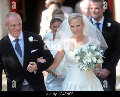 Zara Phillips und ihr neuer Mann Mike Tindall vor Canongate Kirk in Edinburgh nach ihrer Hochzeit. Stockfoto