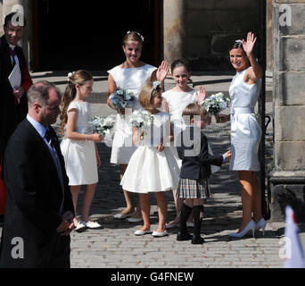 Die Ehrenjungfrau Dolly Maude (links) kommt mit den Brautjungfern und Page Boy Ted Maude zur Hochzeit zwischen Zara Phillips und Mike Tindall in Canongate Kirk in Edinburgh an. Stockfoto