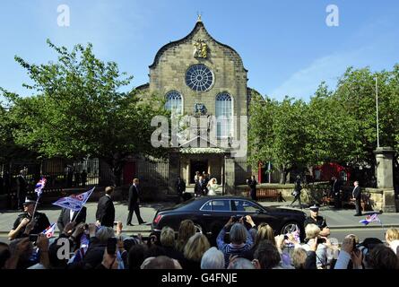 Zara Phillips und ihr neuer Mann Mike Tindall vor Canongate Kirk in Edinburgh nach ihrer Hochzeit. Stockfoto