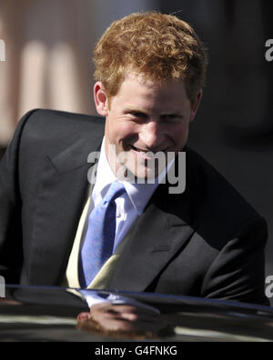 Prinz Harry geht nach der Heirat von Zara Phillips Mike Tindall, im Canongate Kirk in Edinburgh. Stockfoto