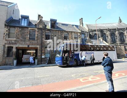 Ein Bus kommt vor dem Hotel du Vin in Edinburgh an Fährgäste zur Hochzeit von Zara Phillips und Mike Tindall Stockfoto