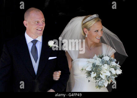 Zara Phillips und ihr neuer Mann Mike Tindall vor Canongate Kirk in Edinburgh nach ihrer Hochzeit. Stockfoto