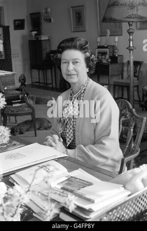 Königin Elizabeth II., an ihrem Schreibtisch im Arbeitszimmer von Sandringham House, ihrem Norfolk-Haus, wo sie ihren 30. Jahrestag ihrer Thronbesteigung feierte. Stockfoto