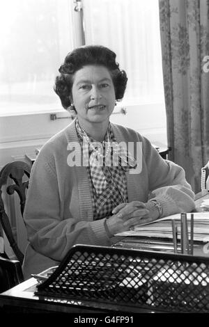 Königin Elizabeth II., an ihrem Schreibtisch im Arbeitszimmer von Sandringham House, ihrem Norfolk-Haus, wo sie ihren 30. Jahrestag ihrer Thronbesteigung feierte. Stockfoto