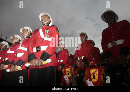 Die brasilianische Marine Corps Band startet das Programm für das 62. Royal Edinburgh Military Tattoo im Edinburgh Castle. Stockfoto