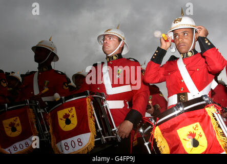 Die brasilianische Marine Corps Band startet das Programm für das 62. Royal Edinburgh Military Tattoo im Edinburgh Castle. Stockfoto