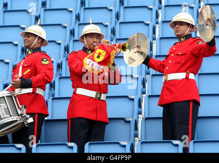 Die brasilianische Marine Corps Band startet das Programm für das 62. Royal Edinburgh Military Tattoo im Edinburgh Castle. Stockfoto