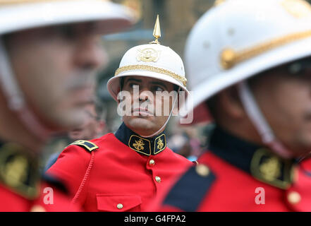 Die brasilianische Marine Corps Band startet das Programm für das 62. Royal Edinburgh Military Tattoo im Edinburgh Castle. Stockfoto