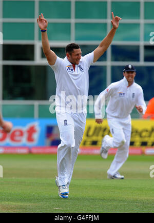 Cricket - npower Second Test - Tag vier - England gegen Indien - Trent Bridge. Der englische Tim Bresnan feiert, nachdem er den Wickey von Indiens Suresh Raina genommen hat Stockfoto