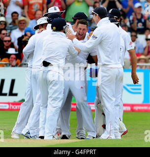 Englands Tim Bresnan feiert nach dem Bowling Indiens MS Dhoni Wicket während des zweiten npower-Testspieles in Trent Bridge, Nottingham. Stockfoto