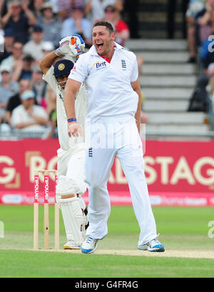 Englands Tim Bresnan feiert nach dem Bowling Indiens MS Dhoni Wicket während des zweiten npower-Testspieles in Trent Bridge, Nottingham. Stockfoto