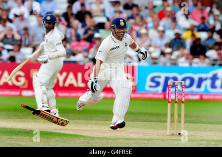 Der indische Sachin Tendulkar lässt sich beim zweiten npower-Testspiel in Trent Bridge, Nottingham, nicht auf den Schläger fallen. Stockfoto