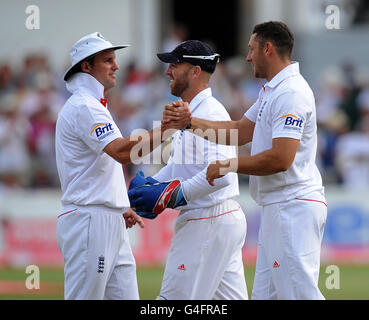 Der englische Andrew Strauss gratuliert Tim Bresnan (rechts), nachdem er sein fünftes Wicket, den indischen Harbhajan Singh, gewonnen hat Stockfoto