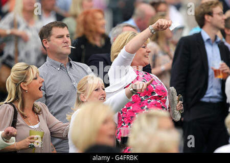 Pferderennen - Tom Jones Music Night - Sandown Park. Racegoers feiern die Unterstützung eines Gewinners Stockfoto