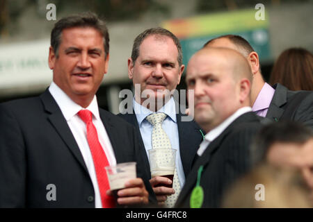 Pferderennen Sie - Tom Jones-Musik-Nacht - Sandown Park Stockfoto