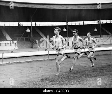 Leichtathletik - Meile Inter-Varsity - Universität Oxford V Cambridge University - Männer - White City Stadium Stockfoto