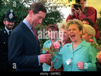 PA NEWS PHOTO 14/11/91 ORDENTLICHER LESLEY GREEN (34) AUS HARLOW, ESSEX GIBT PRINZ CHARLES EINE ROSE ZU SEINEM 43. GEBURTSTAG, NACHDEM ER DAS STADTKRANKENHAUS BESUCHT HATTE Stockfoto