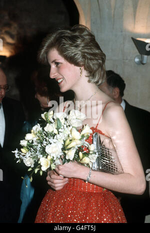 PA NEWS PHOTO 6/3/84 DIE DÜNN AUSSEHENDE PRINZESSIN VON WALES TRIFFT AUF DAS JÜDISCHE SOZIALAMT IN LONDON EIN, UM AN EINEM ABENDESSEN ANLÄSSLICH DES 125. JAHRESTAGES DER JWB, DER GRÖSSTEN JÜDISCHEN SOZIALBEHÖRDE IN GROSSBRITANNIEN, TEILZUNEHMEN Stockfoto