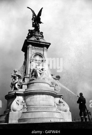 Das Queen Victoria Memorial vor dem Buckingham Palace, London, mit einem speziellen Krönungsjahr zum Waschen und Auffrischen. Bald werden Krönungsstände dieses 42 Jahre alte Denkmal umgeben, das aus 2300 Tonnen Carrara-Marmor gefertigt und durch ein Empire-Abonnement bezahlt wurde. Stockfoto